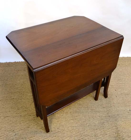 An Edwardian mahogany Sutherland table with gated ends 26 3/4" long ( extending to 31 1/2" wide x