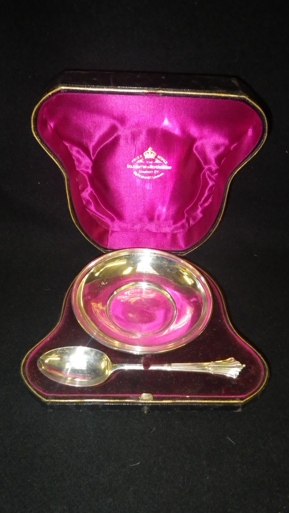A circular silver bowl and spoon ensuite in a fitted case for Goldsmiths and Silversmiths Co