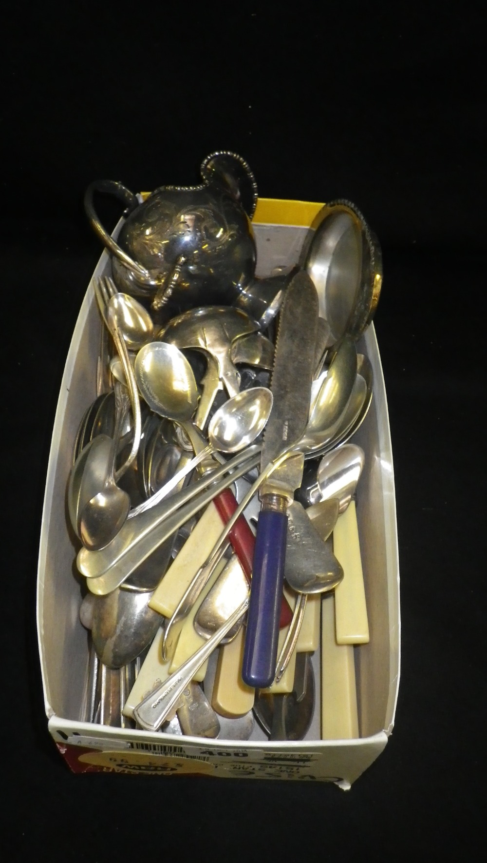 A small quantity of assorted cutlery and similar items