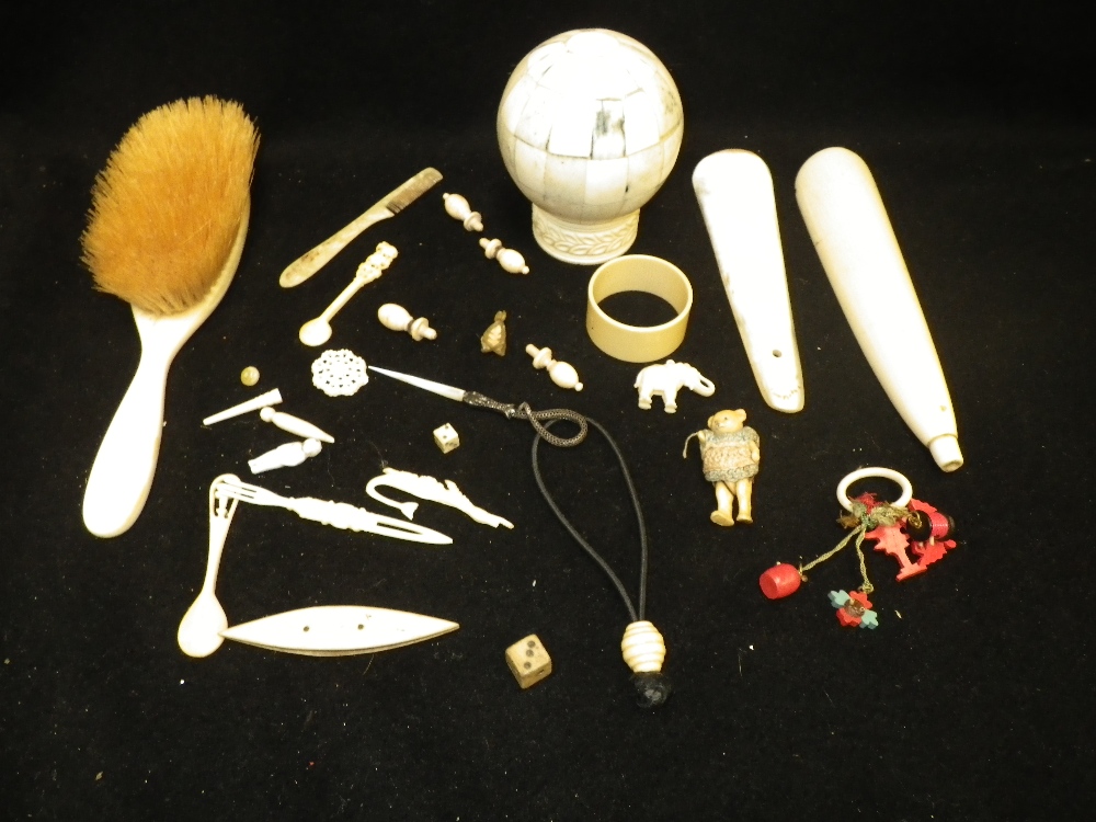 A quantity of ivory and similar items, including horseshoes and napkin rings