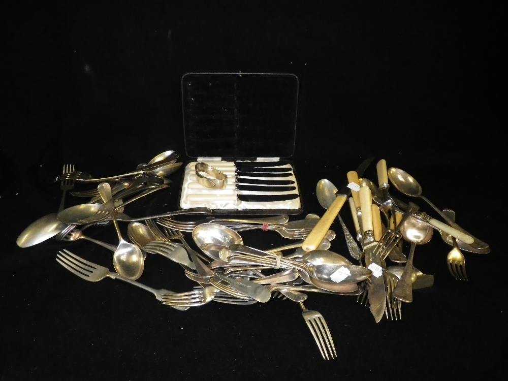 A quantity of assorted cutlery