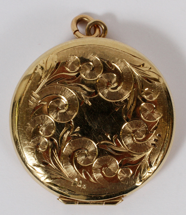 14 KT YELLOW GOLD, ROUND LOCKET: Etched swirl and leaf design.