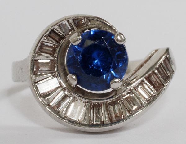 18 KT WHITE GOLD, DIAMOND AND SYNTHETIC SAPPHIRE, LADY`S RING, SIZE 7: having a central Synthetic