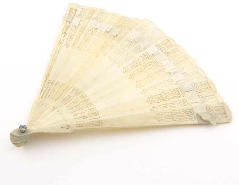 Edwardian bone fan with pierced sticks, 16cm in length : For Condition Reports Please Visit www.