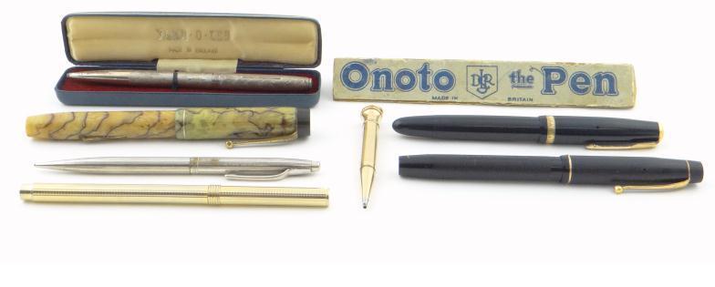 Fountain pens and propelling pencils including a boxed Onoto by De La Rue, Parker Duofold, sidelever