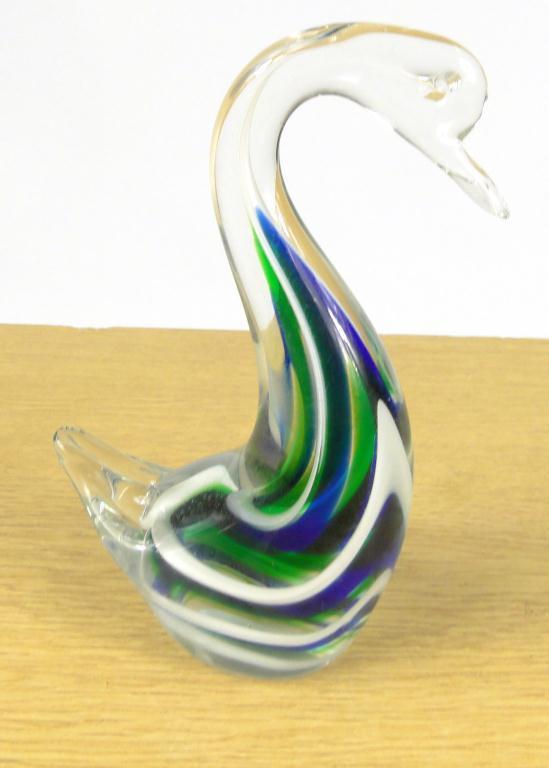 Murano style glass swan : For Condition Reports Please visit www.eastbourneauction.com