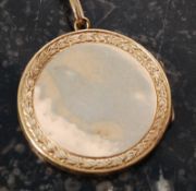 18ct Victorian gold locket decorated with chased foliates to edge 3cms diameter weight 5.8 gms.