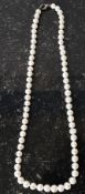 A string of cultured pearls / necklace 22 cms long
