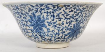 An early Kang Xi 1662- 1722 blue and white bowl, Delicately potted with gently rounded walls rising