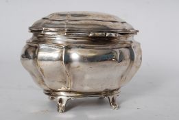 A silver hinged lidded casket weighs 5.5oz. stamped for Goldsmiths & Company 112 Regent Street.