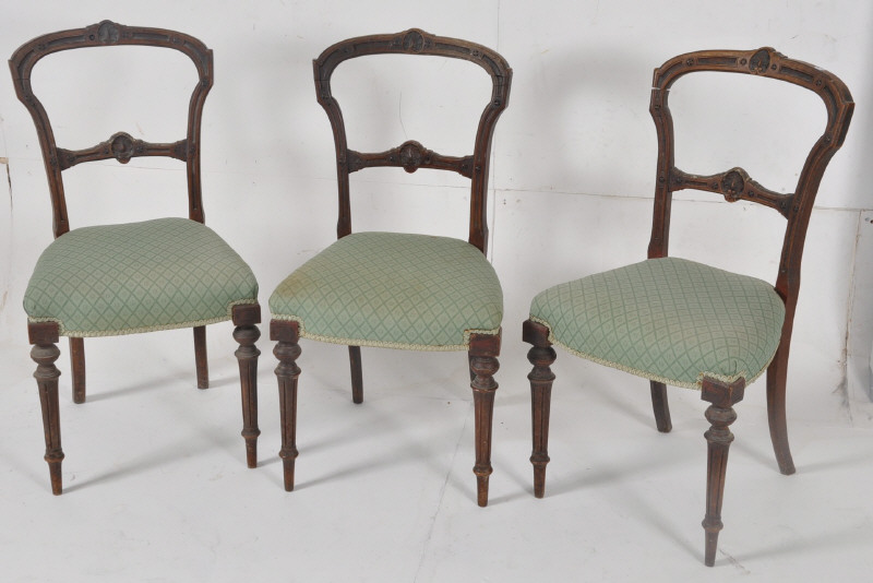 A set of 3 early Victorian mahogany kidney back / balloon back dining chairs. Raised on turned and