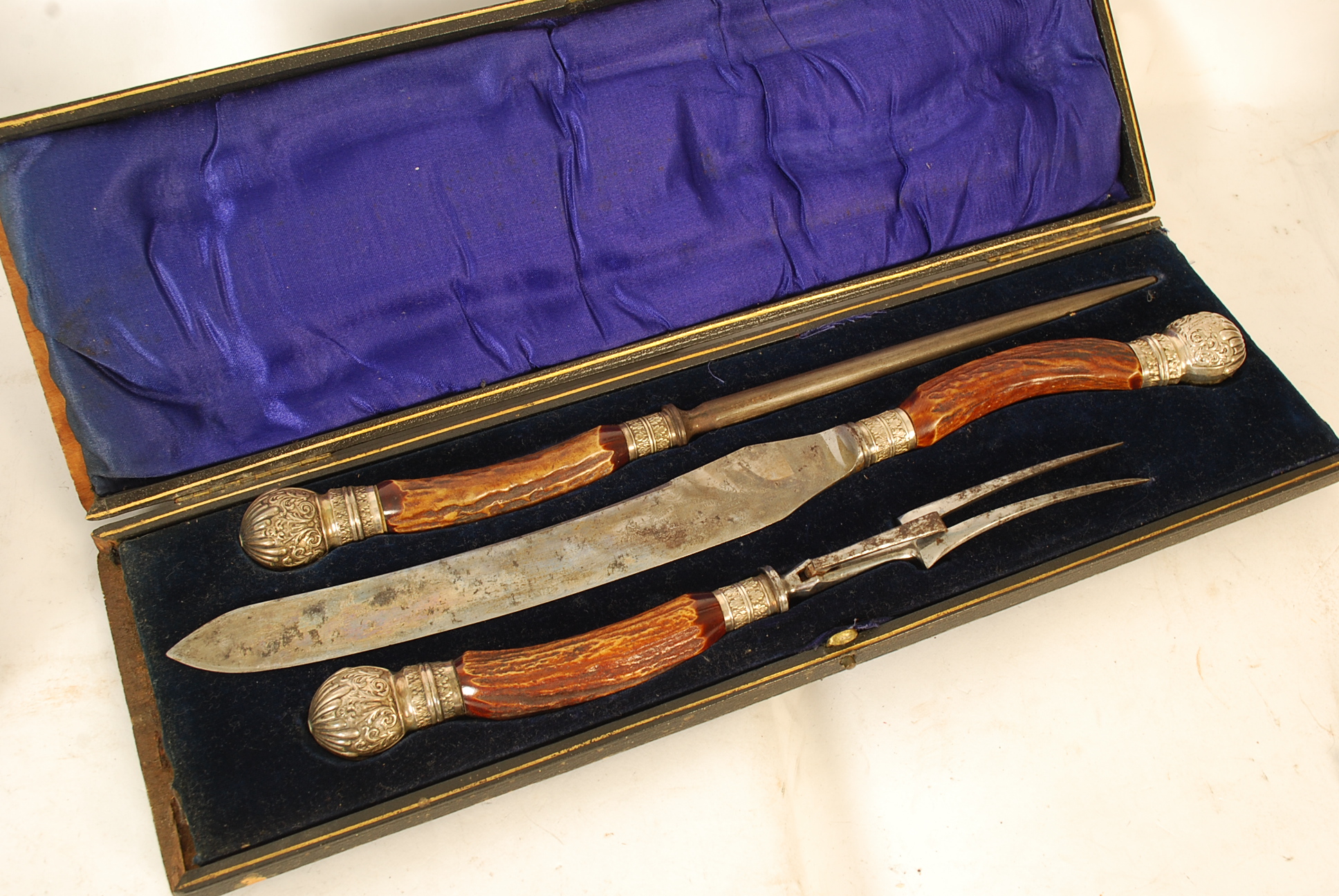 A Robert F Mosley & Co horn handled carving set in original lined case with  possibly silver / white