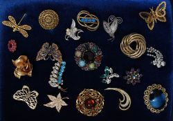 A collection of vintage costume jewellery brooches, 20 in total. Mounted of a blue felt display