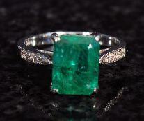 18ct white gold large emerald and diamond set ring. 3.9g
