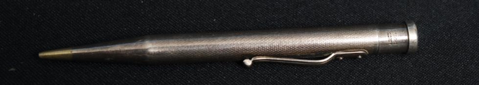 An vintage silver hallmarked London Yardolette propelling pencil. 19g.