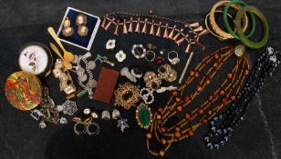 Assorted costume jewellery to include cameos, brooches, bracelets etc