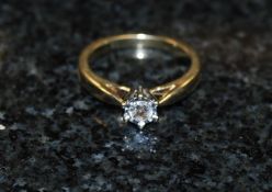 A 9ct gold ladies illusion claw set diamond ring. The central set diamond on bezel mount to the