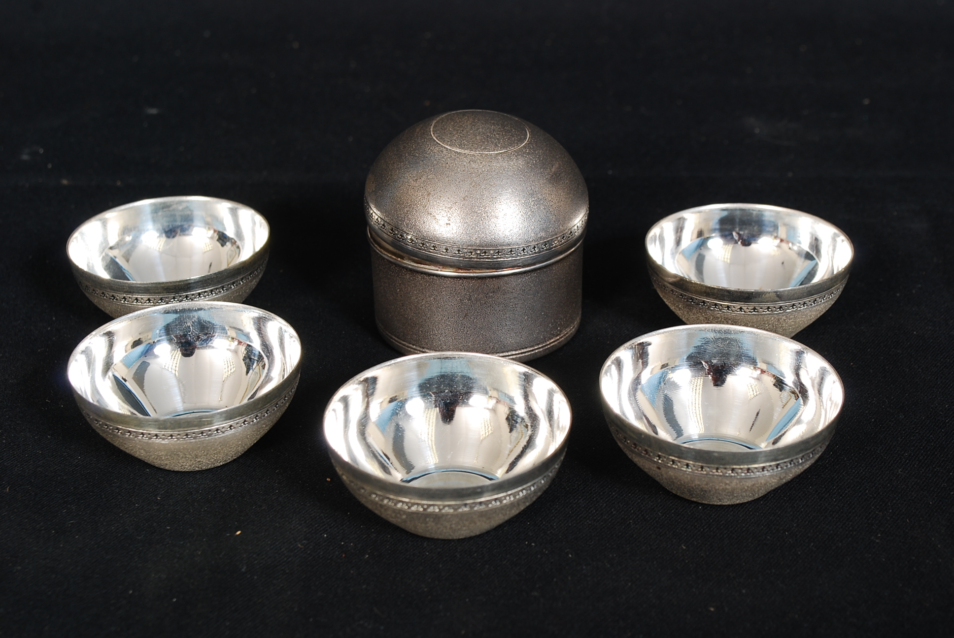 A set of 6 cased 20th century frosted silver white metal (unmarked) communion drinking cups /