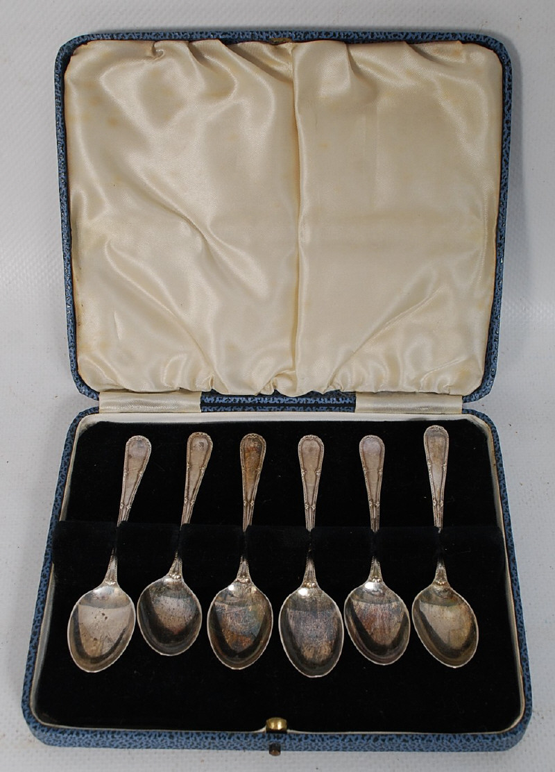 A boxed set of 6 silver hallmarked spoons.