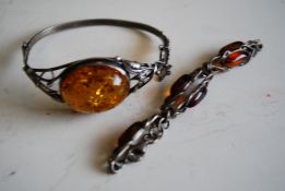 An early 20th century Amber and white metal silver bracelet. The large amber inset on good rococo