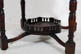 A Victorian mahogany octagonal centre table / coffee table. The block and turned legs supporting