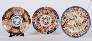 3 graduating Chinese Imari pattern 19th century charger / plates each having slightly differing