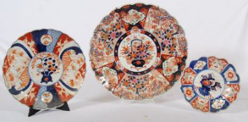 A near set of 3 graduating Chinese Imari pattern 19th century charger / plates having central