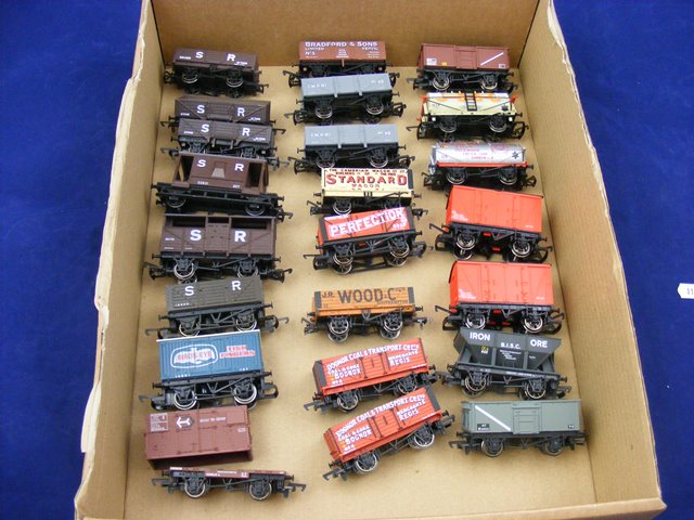 A carton containing a qty of loose Bachmann train wagons