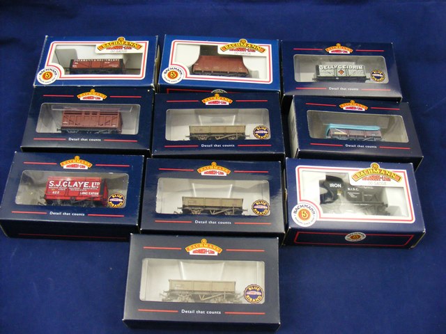 A carton of 10 boxed Bachmann train wagons