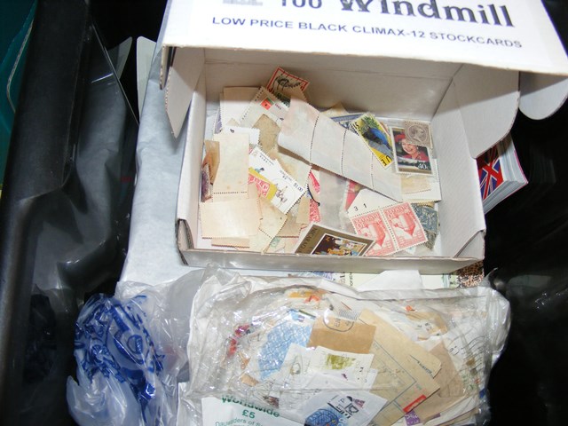 A crate containing GB and world noted GB £1 silver wedding and range of 2d blues, later QV, prestige