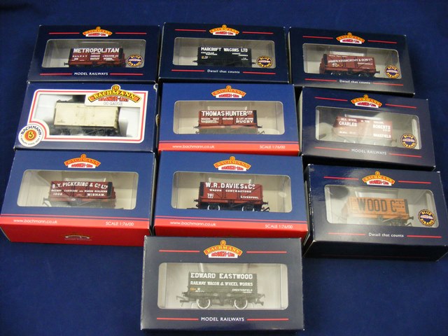 A carton of 10 boxed Bachmann train wagons