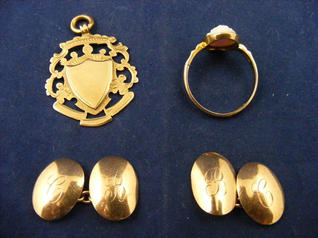 Qty. of 9ct gold to include fobs, cufflinks and ring est.