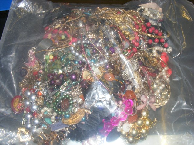 Sealed bag of costume jewellery est.