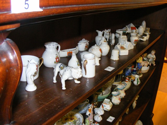 Collection of crested ware to include goss est.