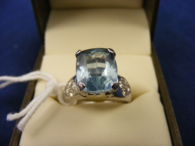 Aqua and diamond 14ct white gold ring est.