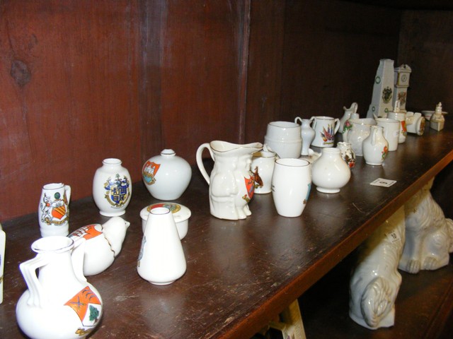 Collection of crested ware to include goss est.