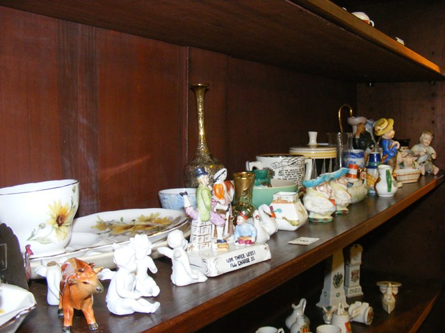 Qty. of ceramics and collectables est.