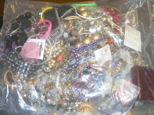 Sealed bag of costume jewellery est.