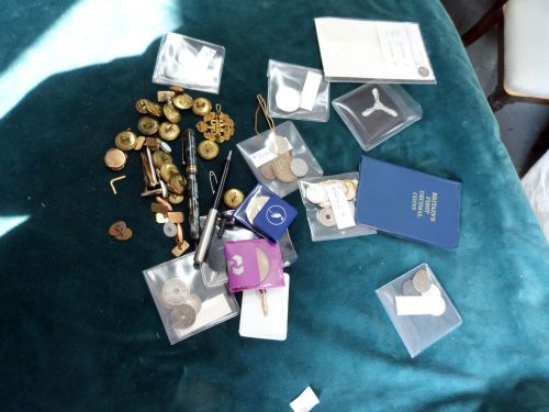 Small collection of coinage, cap badges, fountain pen