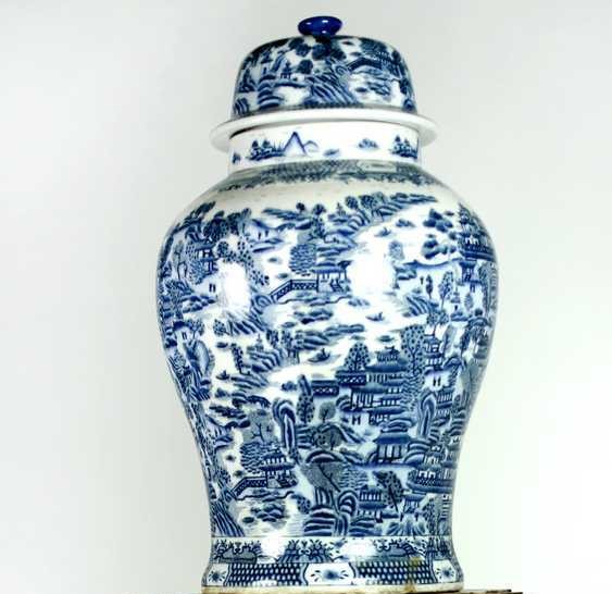 A massive blue and white Chinese porcelain bulbous Jar and Cover, with overall Willow pattern