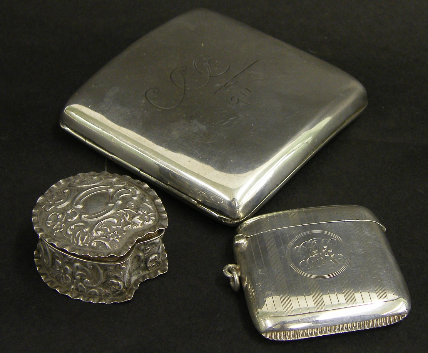 Silver cigarette case, maker HW Ltd, Birmingham 1911, 3.5" wide; together with a silver vesta