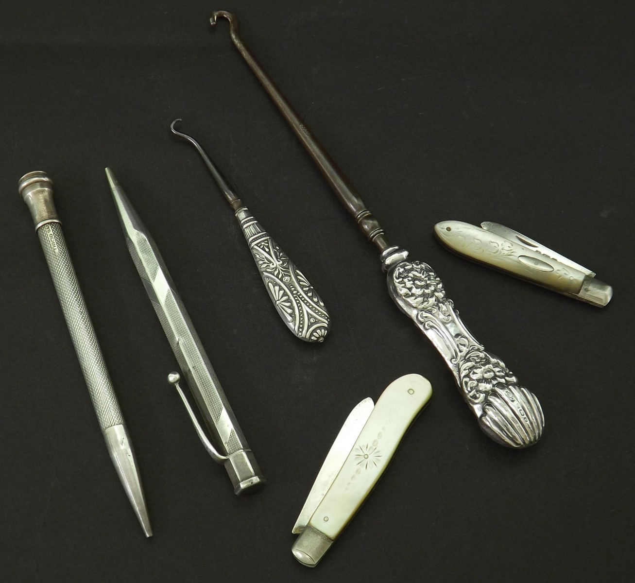Mixed lot of bijouterie silver, to include two silver pencils, two silver boot hooks, two silver