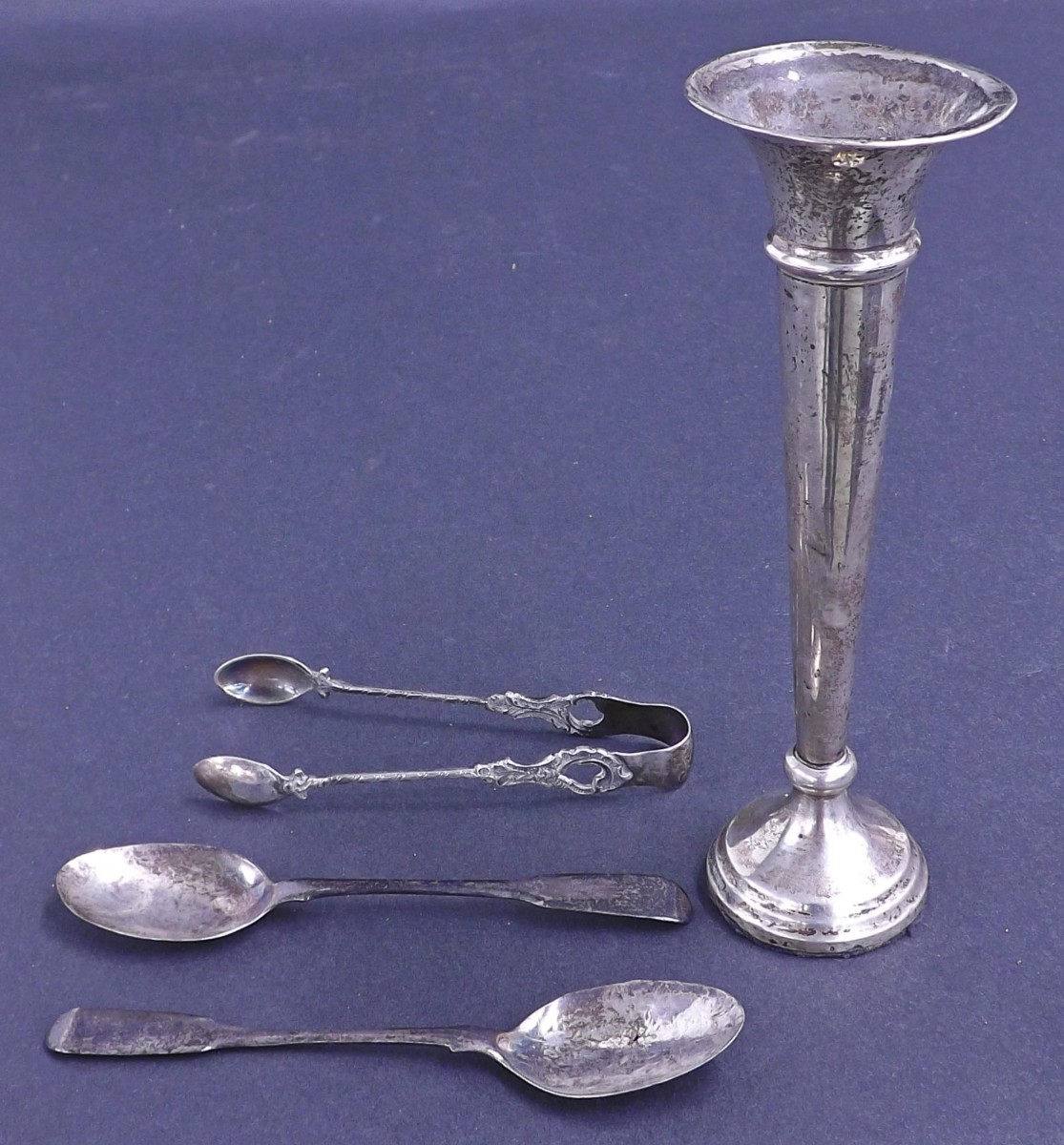 Late Victorian pair of silver sugar nips, 5" high; together with a pair of Georgian fiddle pattern