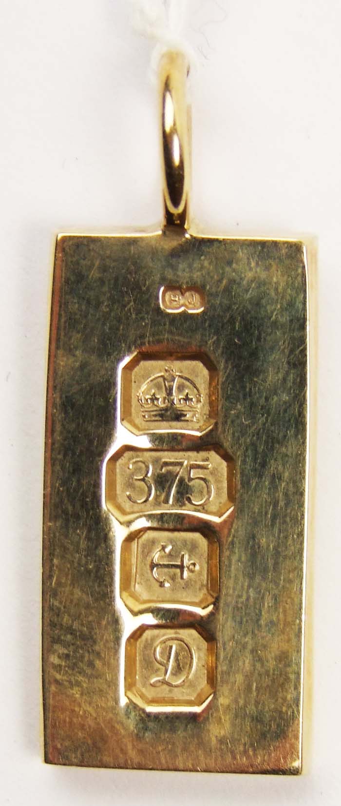 A 9 carat yellow gold ingot pendant, gross weight 15.3 grammes.