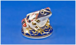 Royal Crown Derby Imari Pattern Paperweight ``Frog``, no stopper. Date 1986. 3 inches high.