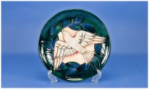 Moorcroft Limited Edition 1993 Cabinet Plate, Number 428/500 `Doves` 8.5`` in diameter. With box &