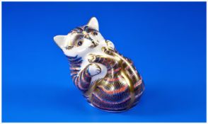 Royal Crown Derby Paperweight ``Kitten``, with silver stopper. 2.5 inches high.