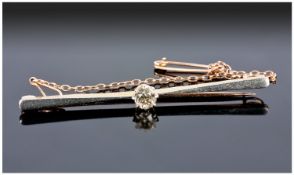 Art Deco 18ct Gold And Platinum Set Diamond Bar Brooch, with safety chain. The single stone diamond