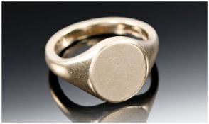Gents 9 Carat Gold Solid Signet Ring, fully hallmarked Birmingham 1987. 9.7 grammes. Large size.