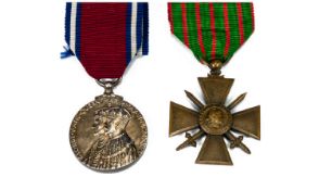 French 1914-17 WW1 Croix De Guerre Military Medal, Awarded to captain Thomas Sandham, royal naval